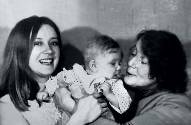 Анна Терекхова у детињству са мамом и баком