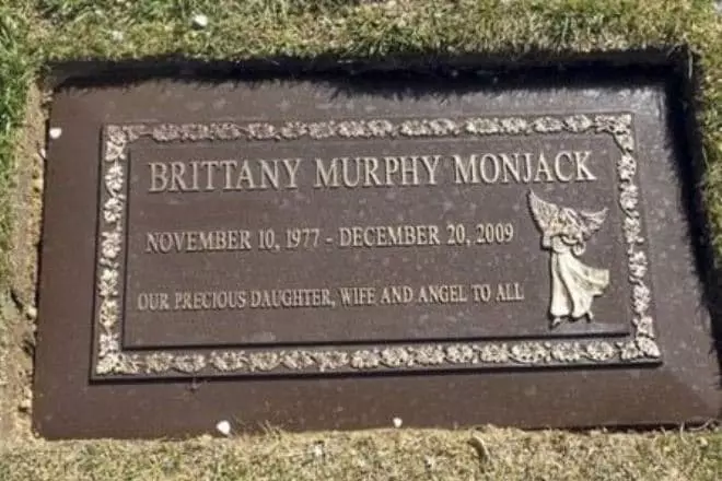 ब्रिटनी मर्फी की कब्र