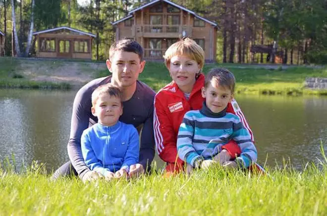 Albina Ahatova med barn