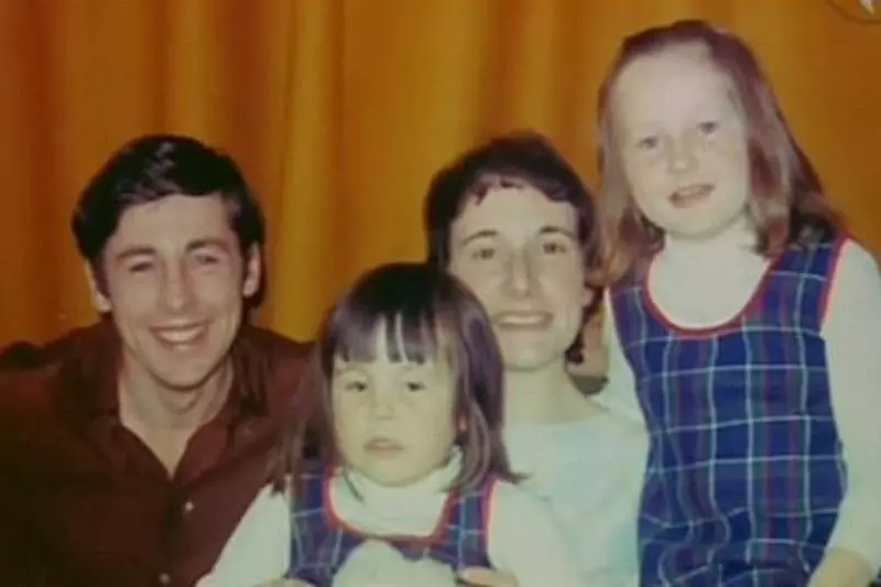 Джоан Роулинг в детството с родители и сестра