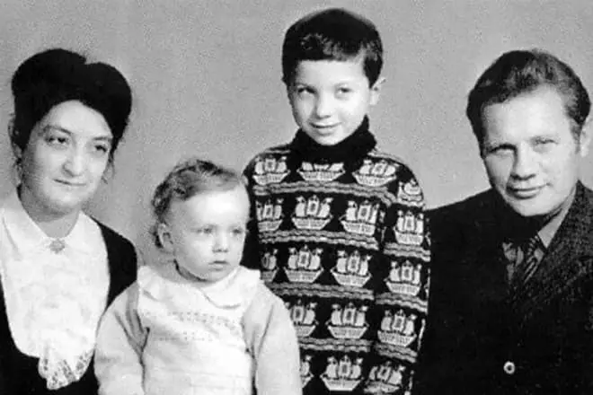 Vadim Samoilov sa roditeljima i bratom