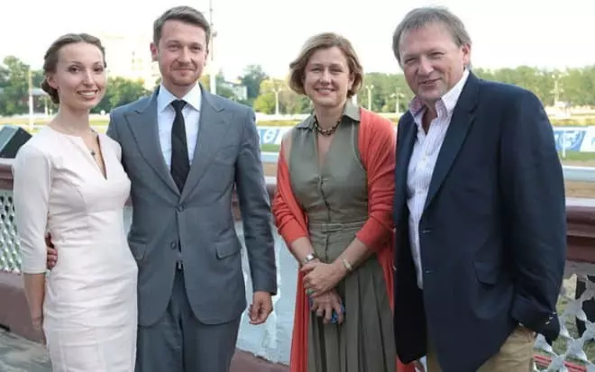 بوريس تيتوف مع زوجة وابن وابنته