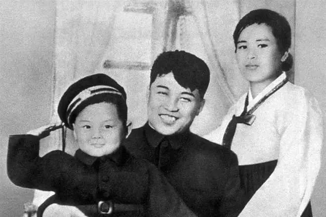 Kim Jong Il com os pais