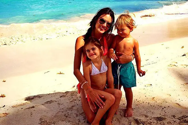 Alessandra Ambroso med barn
