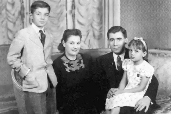 Андрей Громико и съпругата му Лидия с деца