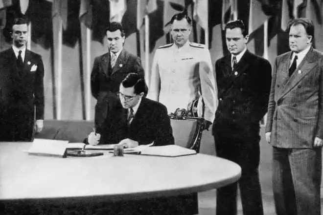 Andrei Gromyko allkirjastab ÜRO põhikirja