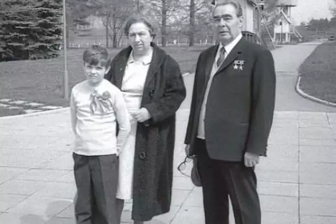 Victoria Brezhnev met haar man en kleinzoon