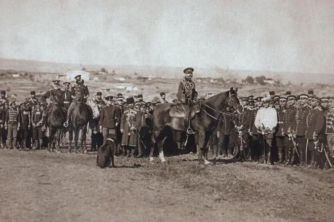 Aleksandar II sa njegovim čuvarom tokom opsade kralježnice