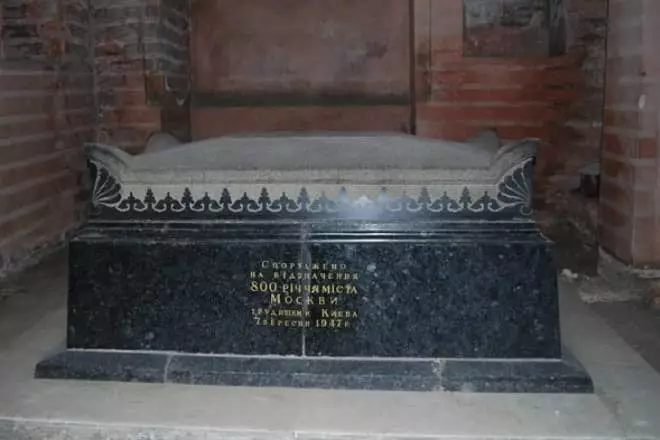Panggonan kuburan Yuri Dolgoruky ing Gereja Juruwilujeng ing Berestov