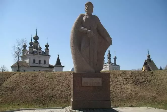 Monumento a Yury Dolgorukhu en Yuryev-Polsky