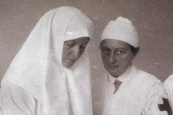 1915 ರಲ್ಲಿ ಬ್ಯಾಂಡೇಜ್ ಟಾರ್ಸ್ಪೆಲ್ಸ್ಕಿ ಆಸ್ಪತ್ರೆಯಲ್ಲಿ ಅಲೆಕ್ಸಾಂಡ್ರಾ ಫಡೊರೊವ್ನಾ ಮತ್ತು ಪ್ರಿನ್ಸೆಸ್ ವೆರಾ ಗ್ರೆರೋಟ್ಜ್
