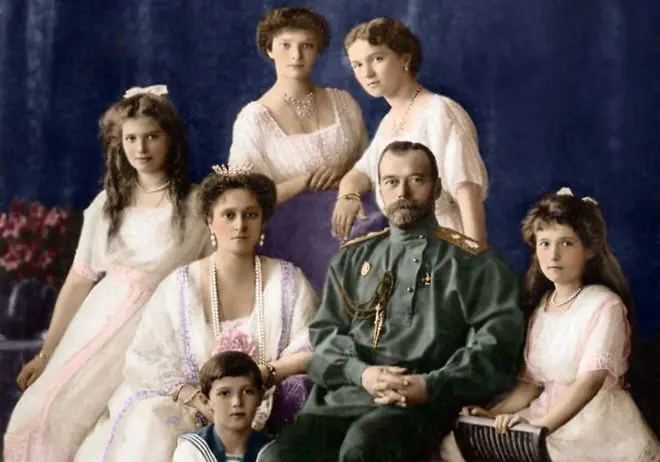 Alexandra Fedorovna și Nikolay II cu copii