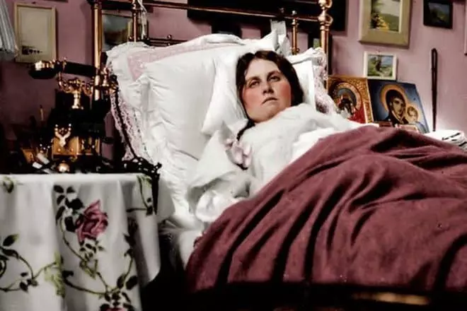 Anna Celebova en la cama