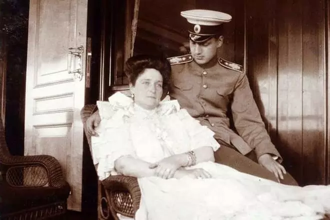 Anna Cubeova con un joven oficial