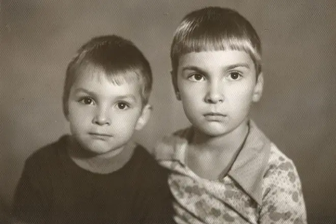 Mikhail Gorent gyermekkorban testvérrel