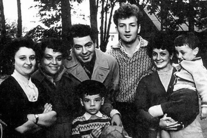Кацярына Райкіна з бацькамі, братам і першым мужам Міхаілам Дзяржавіна