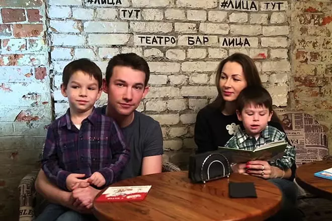 Кирил Емљанов со семејството