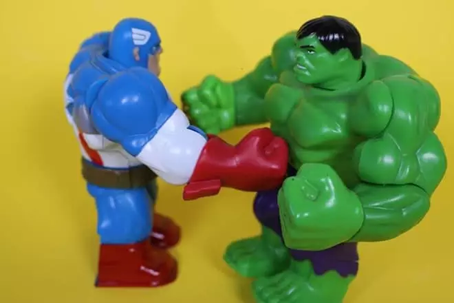 Rotaļlietu kapteinis Amerika un Hulk