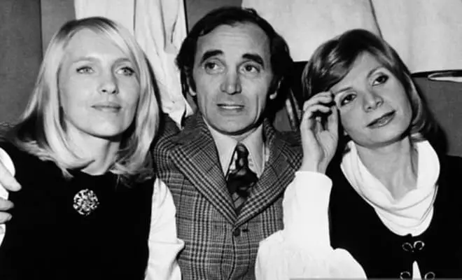 Charles Aznavour coa súa esposa Ulula ea súa filla gris (dereita)