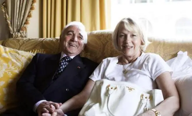Charles Aznavour con su esposa