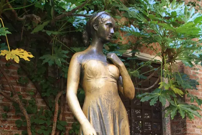 Džuljeta statula Veronoje, Italijoje