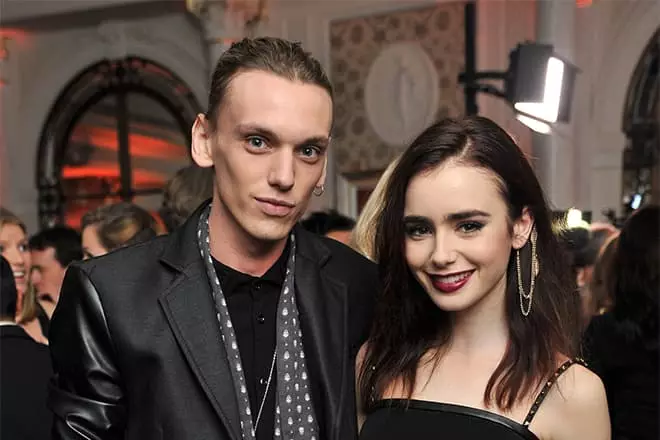 Jamie Campbell Bauer ve Lily Collins