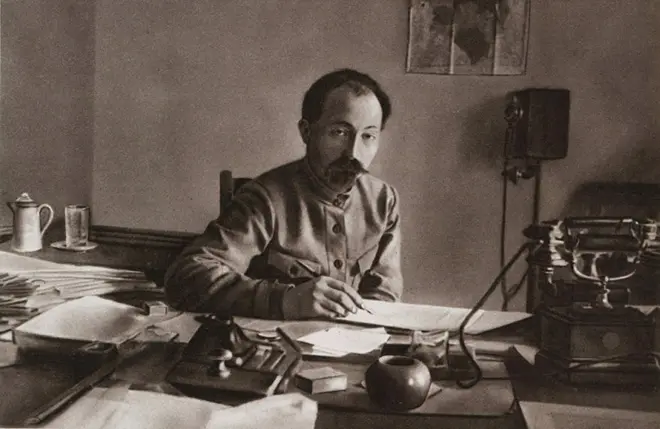 Felix Dzerzhinsky en el trabajo