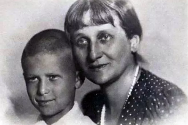 Anna Akhmatova med sin sønn