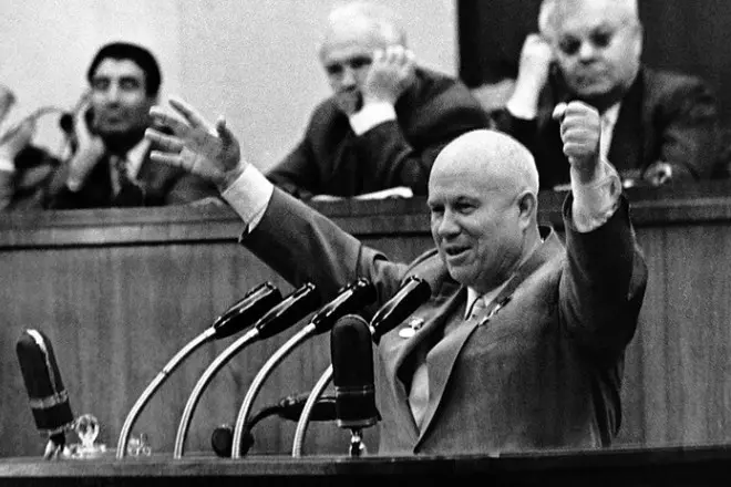 Nikita Khrushchev sul podio