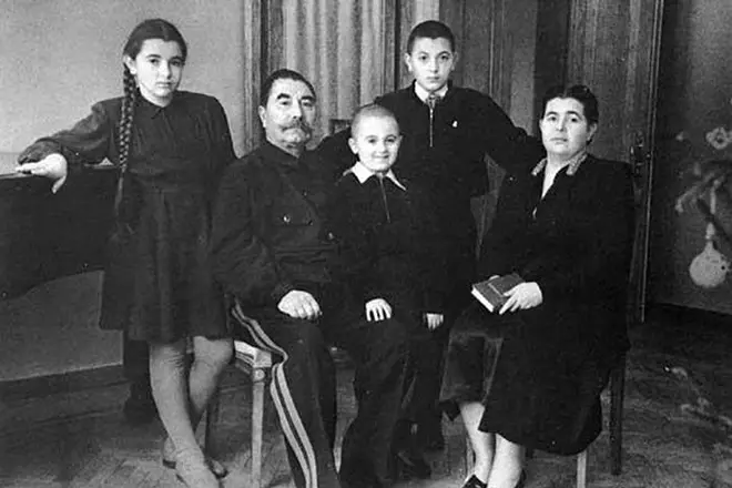 Semyon Bangy ar ģimeni