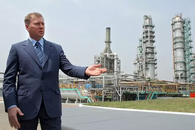 Musa Bazhaev pokazuje kompleks naftowy