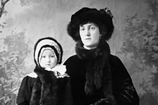 Gamay nga Galina Ulasova kauban si Mama Maria Romanova