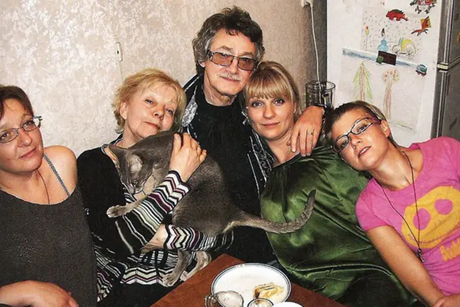 Igor Starygin dan Mika Ardova dengan keluarga