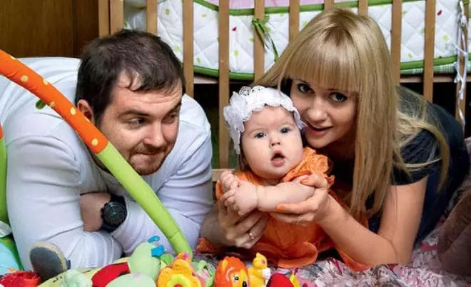 Anna Rudneva og Pavel Serdyuk med datteren hennes