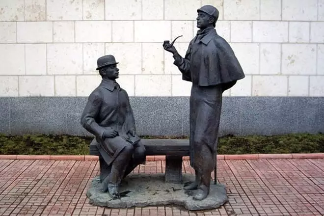 Monument kwa Sherlock Holmesu na Dkt Watson huko Moscow.