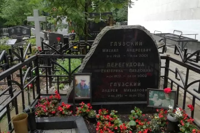 Mikhail的坟墓和Andrei Glovsky和Ekaterina