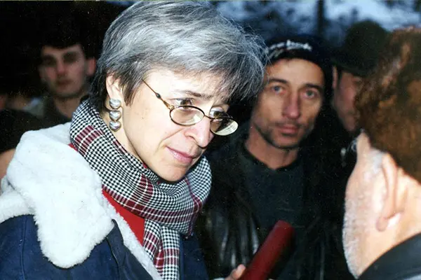 Anna Politkovskaya thực hiện một cuộc phỏng vấn tại trang web của các sự kiện