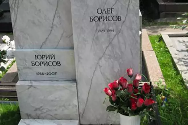Mogil Oleg Borisov sy ny zanany lahy Yuri