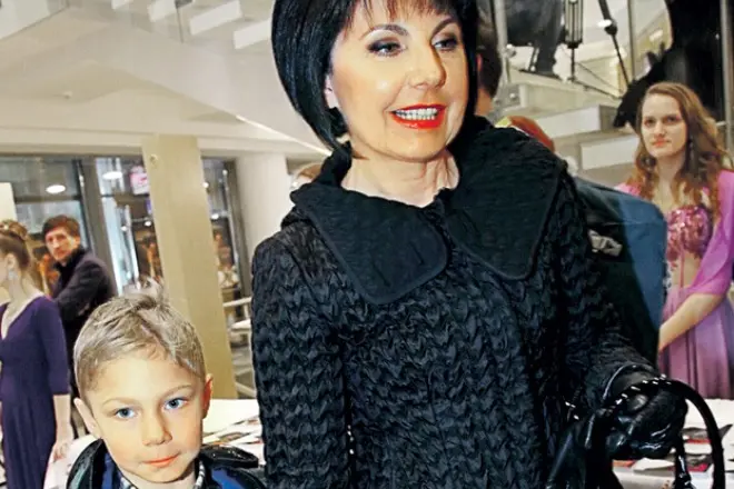 Tatyana Mitkov med barnebarn