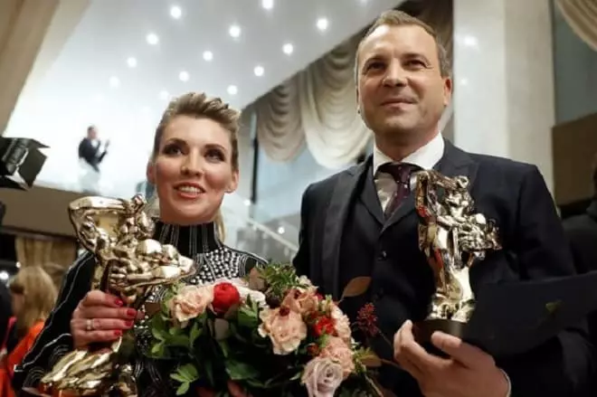 Olga Skabeva و Evgeny Popov با جایزه Teffi