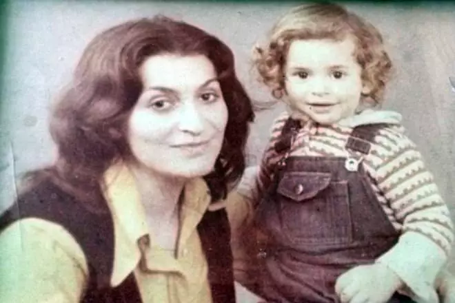 Irakli Pizkhalava v detstve s mamou