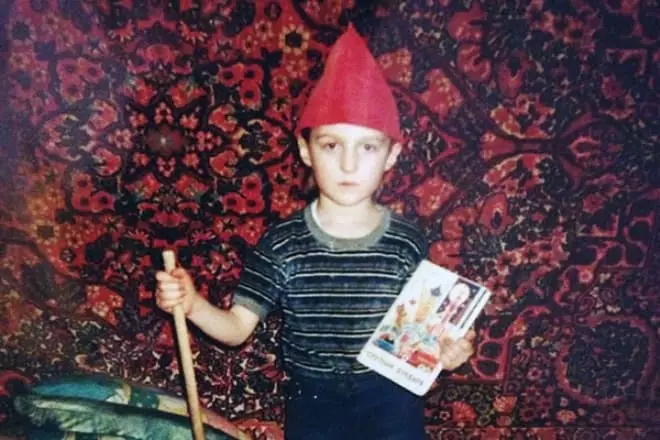 ألكساندر تيخمروف في مرحلة الطفولة