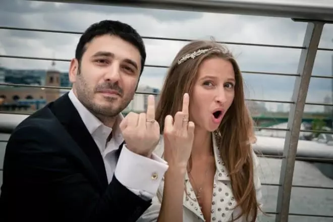 Sarry Andreasyan dengan isterinya