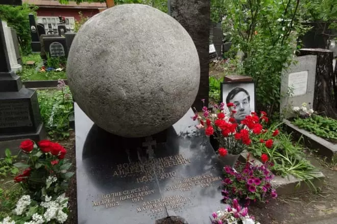 Ngôi mộ của Andrei Voznesensky