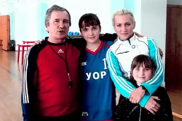 Viktor Vikharev e tres das súas fillas: Anna, Polina e Irina