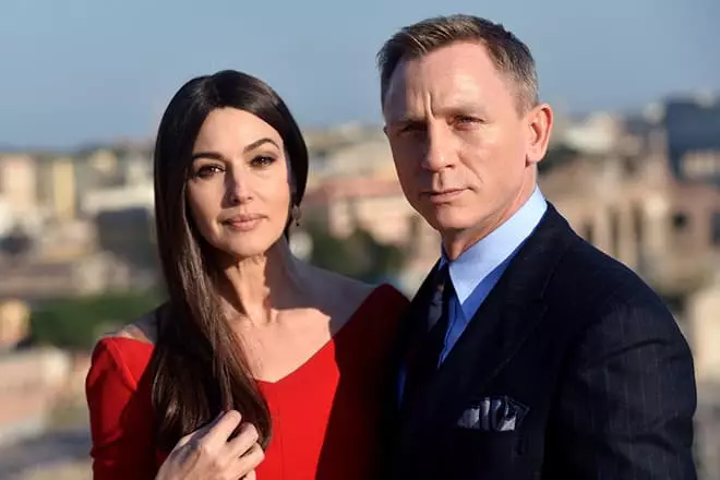 Monica Belucci raws li cov ntxhais James Bond