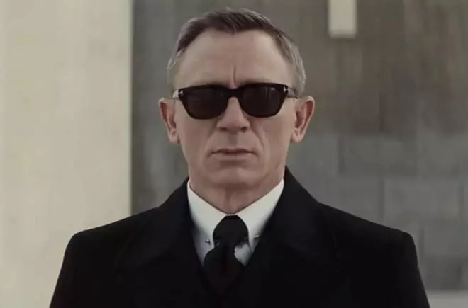 James Bond em óculos