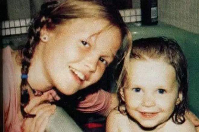 جوليا ستيلز في الطفولة مع أخت أصغر