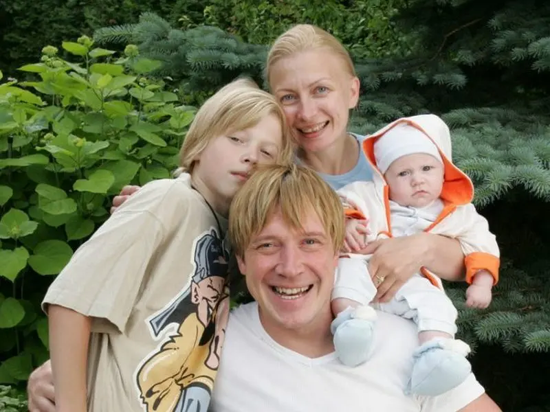 Alexey Kravchenko com a primeira esposa de Alice e crianças