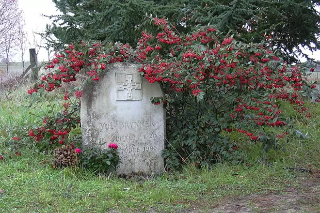 Yula Brinner의 무덤